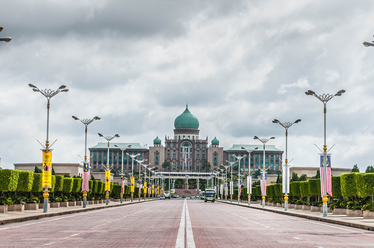 Putrajaya Lake & Putra Mosque Putrajaya Lake & Putra Mosque